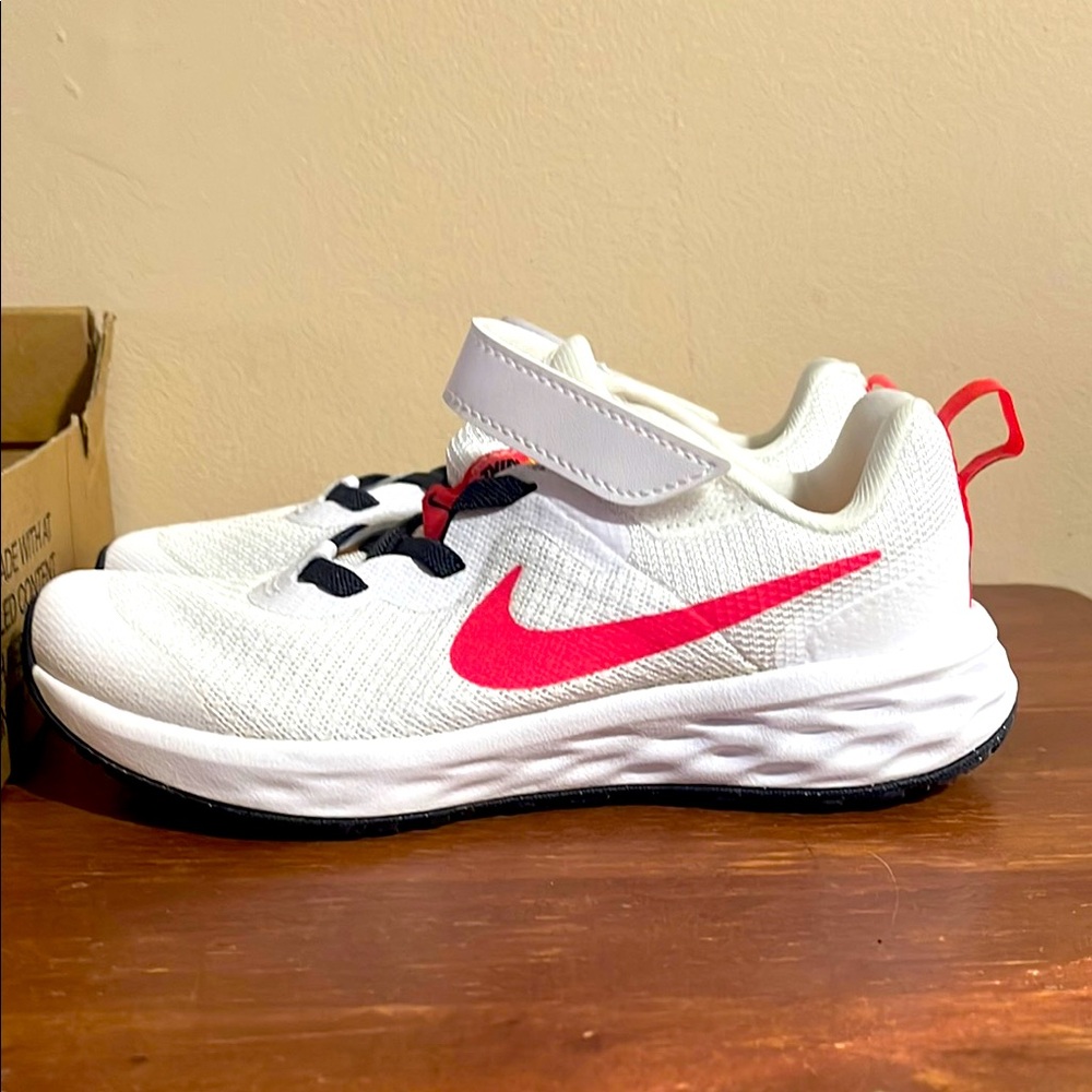NIKE Revolution Youth Running Sneakers *NEW* Size 12.5, 3 Youth , 1 Youth